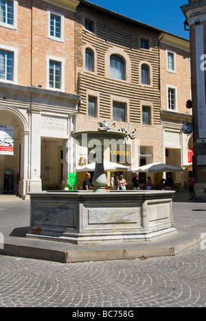 Piazza della Repubblica e la fontana di Urbino Foto Stock