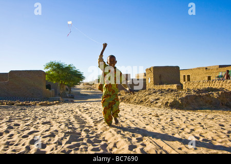 Ragazzo del Mali tirando un aquilone di Timbuktu Mali Foto Stock