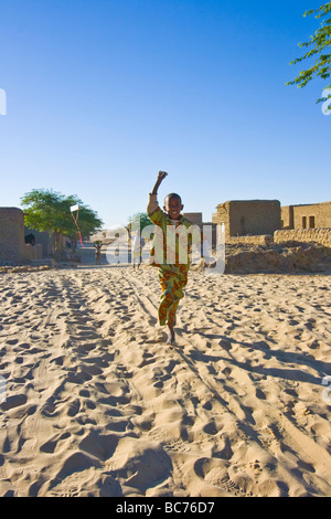 Ragazzo del Mali tirando un aquilone di Timbuktu Mali Foto Stock