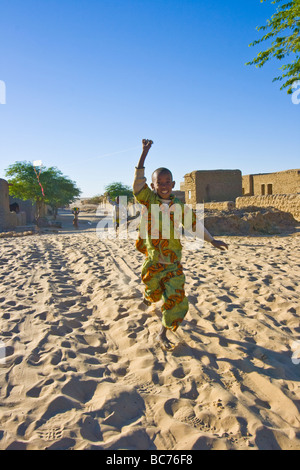 Ragazzo del Mali tirando un aquilone di Timbuktu Mali Foto Stock