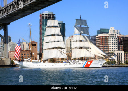 La formazione USCG Barque " Eagle " vele sotto la span orientale del Ponte della Baia di San Francisco Foto Stock