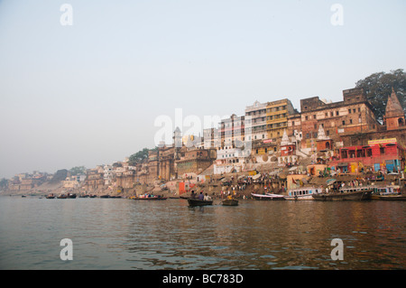 Ghats lungo il fiume Gange, Varanasi Foto Stock