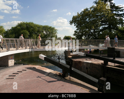 Inghilterra midlands warwickshire Stratford upon Avon Stratford on Avon canal bancroft Basin con il nuovo ponte pedonale Foto Stock