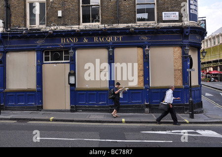 La mano & Racquet intavolato un pub che ha chiuso, Whitcomb Street, London, England, Regno Unito Foto Stock