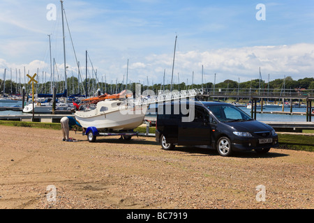 Una donna si prepara un piccolo rimorchio Sailor yacht finale a Warsash Hampshire REGNO UNITO Foto Stock