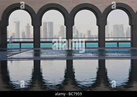 La skyline di Doha shot attraverso archi tradizionali dall'interno il Museo di Arte Islamica in Qatar Dicembre 2008 Foto Stock