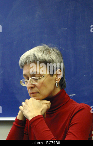 Rusian giornalista Anna Politkóvskaya è visto su una conferenza nel novembre 2002 su Barcellona Anna fu ucciso il 07 ottobre 2006 Foto Stock