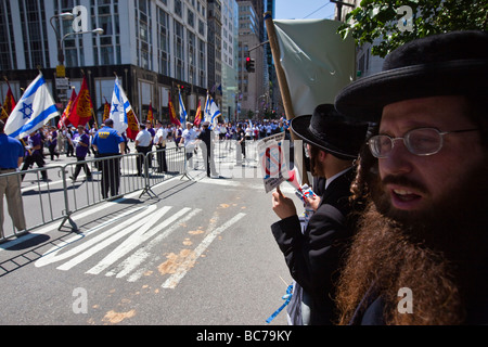 Hasidic rabbini Ebrei contro il sionismo in Israele Parade di New York City NKUSA Foto Stock