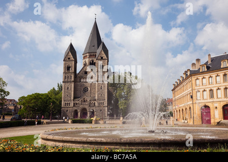 Metz Lorraine Francia Europa Temple Neuf chiesa protestante e fontana a La Place de la Comedie Foto Stock