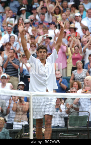 WIMBLEDON TENNIS Championships 2002 Mario Ancic celebrando la vittoria su Roger FEDERER Foto Stock