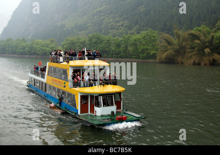 I turisti la crociera sul Fiume Li tra Guilin e Yangshuo Guangxi Cina Foto Stock