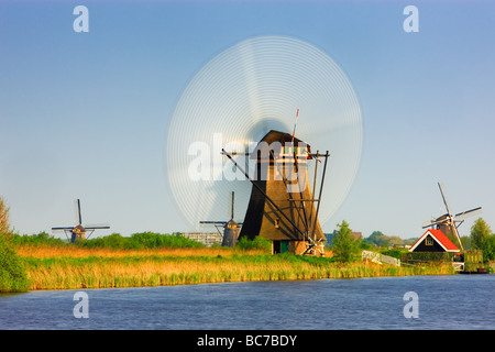 Il mulino a vento di filatura a Kinderdijk, Paesi Bassi Foto Stock