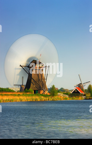 Il mulino a vento di filatura a Kinderdijk, Paesi Bassi Foto Stock