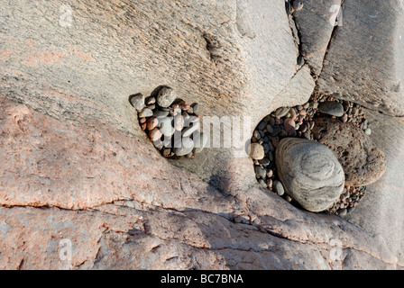 La ghiaia e rocce delle isole rocciose di Porvoo arcipelago in una calda giornata estiva, Porvoo, Finlandia, Europa. Foto Stock
