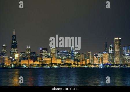 Chicago skyline notturno Illinois USA Foto Stock