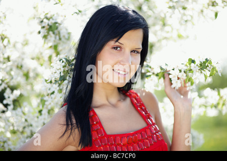 Bella Donna sorridente da Appletree Foto Stock