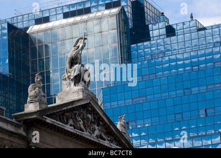 Vecchia costruzione contro grattacieli al centro di Londra Foto Stock