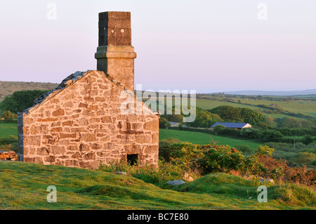 Sole serale sulla cava in disuso edificio Carbilly Tor vicino a Bradford Bodmin Moor Cornovaglia Foto Stock