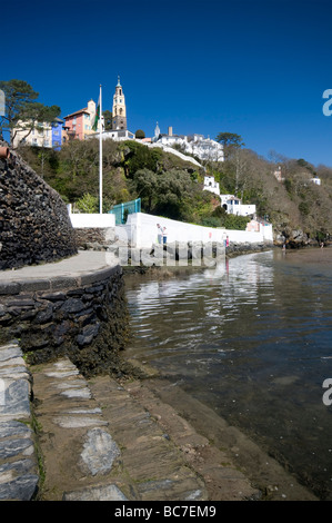 Portmeirion Village è stato utilizzato come location per la serie televisiva di culto degli anni '60 'The Prisoner' con Patrick McGoohan a Gwynedd, Galles del Nord, Regno Unito Foto Stock