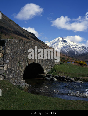 Il ponte di pietra di fronte a beck con la coperta di neve summit grande timpano in background, Wasdale Lake District Cumbria Inghilterra England Foto Stock