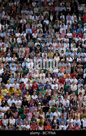 Gli spettatori a guardare il terzo round match tra Andy Murray e Gulbis sul Centre Court Wimbledon nel giugno 2009 Foto Stock