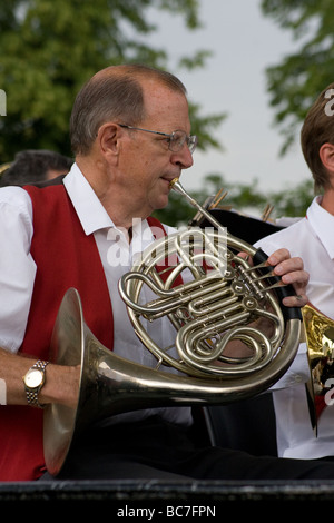 Corno francese sezione brass band di musicisti Greenwich Park Londra Inghilterra Regno Unito Europa Foto Stock