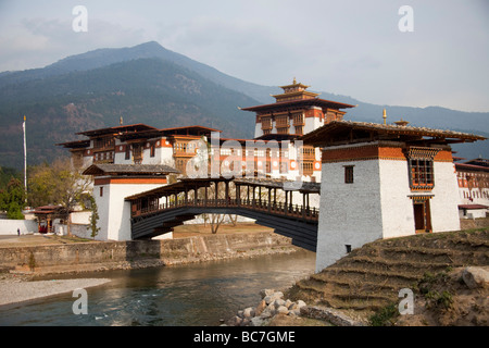 Fiume Pho Chu e il fiume Mo Chu (Phochhu , Mochhu) con Punakha Dzong e ponte .91601 Orizzontale Bhutan-Punakha Foto Stock