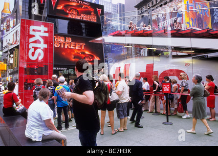 TKTS New York City Times Square e Broadway. Duffy Square. Persone che acquistano biglietti scontati per il teatro. Centro commerciale pedonale nel centro di Manhattan, Stati Uniti Foto Stock