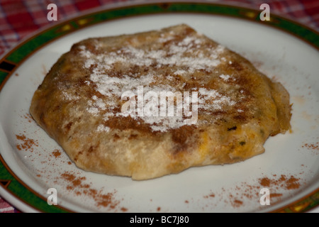 Torta di piccione una specialità di Tangeri, Marocco Foto Stock