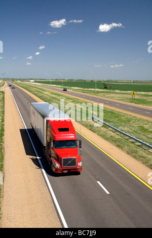 Long Haul carrello viaggia sulla Interstate 70 nella contea di Russell Kansas USA Foto Stock