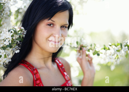 Bella Donna sorridente da Appletree Foto Stock