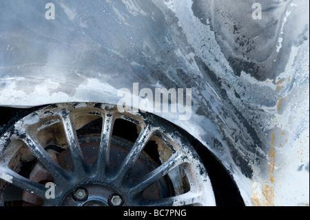 Ruggine sulla carrozzeria del rubato e bruciato auto Foto Stock