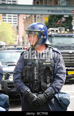 L'ufficiale della squadra di Riot e ordine pubblico partecipa a uno spettacolo di forze durante le proteste per il vertice APEC, Sydney, Australia. Poliziotto in completo ingranaggio di rivolta. Foto Stock