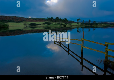 La mattina presto luce su Knapps Loch, Kilmacolm, Renfrewshire Scozia Scotland Foto Stock