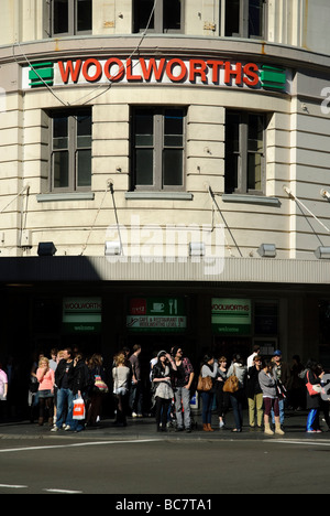 L'incrocio principale nel centro di Sydney. Il Woolworth s store è un iconico punto di riferimento per la gente del posto. Foto Stock