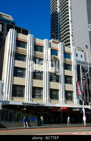Ben ristrutturato edificio art deco nel centro di Sydney - un ramo del Commonwealth Bank of Australia. Edificio dipinto; architettura art deco Foto Stock