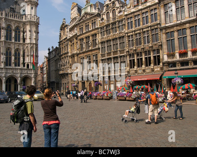 I turisti sulle imponenti del xvii secolo Grote Markt piazza principale in Belgio Brusssels Foto Stock