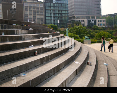 Il littering sui gradini del giardino botanico a Bruxelles Belgio Foto Stock