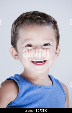 Affascinante e expresiive bambino ritratto studio sfondo isolato Foto Stock