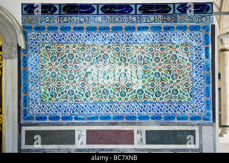 La Turchia , Istanbul , il Palazzo Topkapi , interior shot della parete dettaglio con il suo blu e verde del pannello rivestito di piastrelle e pannelli di calligrafia al di sopra Foto Stock