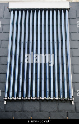 Tipo Heatpipe calorifero di acqua solare montato su un tetto di ardesia Foto Stock