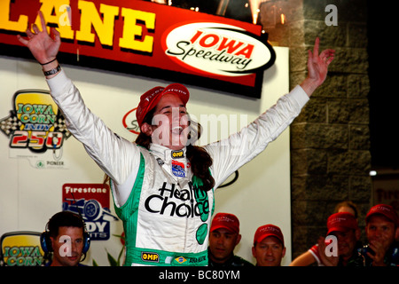 Indy Lights Race Series gara vincitore Ana Beatriz - Ana 'bia' Beatriz Caselato Gomes de Figueiredo, celebrando Iowa Speedway dopo la vittoria Foto Stock