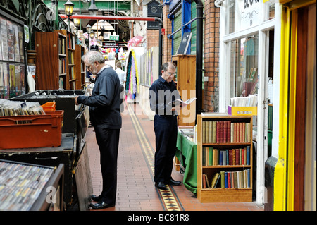 Seconda mano di stallo del libro nel sud della città di mercato aka George's Street Arcade a Dublino Repubblica di Irlanda Foto Stock