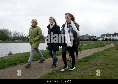 Gruppo di donne di età diverse passeggiate in inverno su un comune Foto Stock