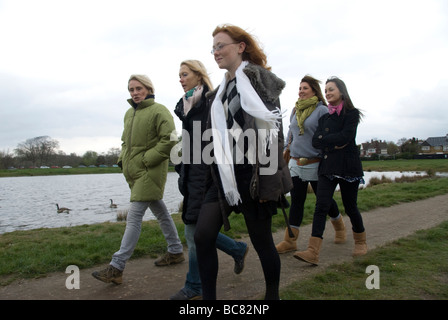 Gruppo di donne di età diverse passeggiate in inverno su un comune Foto Stock