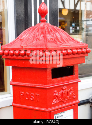 Un rosso Royal Mail casella postale, situato nel quartiere storico di Lincoln City Centre, Lincolnshire England Regno Unito Foto Stock