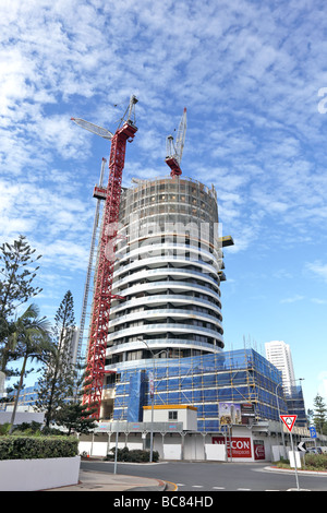 Appartamento moderno grattacielo edificio in costruzione contro un blu cielo nuvoloso Foto Stock