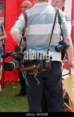 Fotografo e cameraman di caricarti di apparecchiature Buxton, Derbyshire,Inghilterra REGNO UNITO Foto Stock