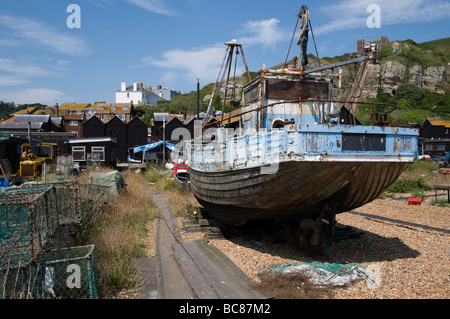 Un di legno barca da pesca sulla spiaggia di Hastings, East Sussex, Inghilterra Foto Stock