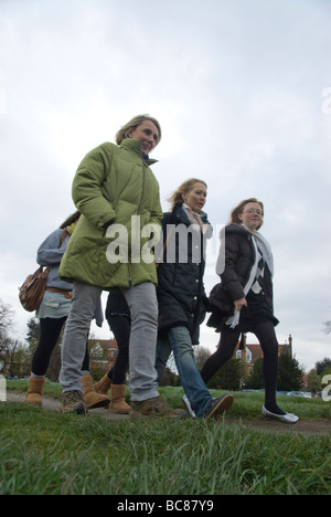 Gruppo di donne di età diverse passeggiate in inverno su un comune Foto Stock